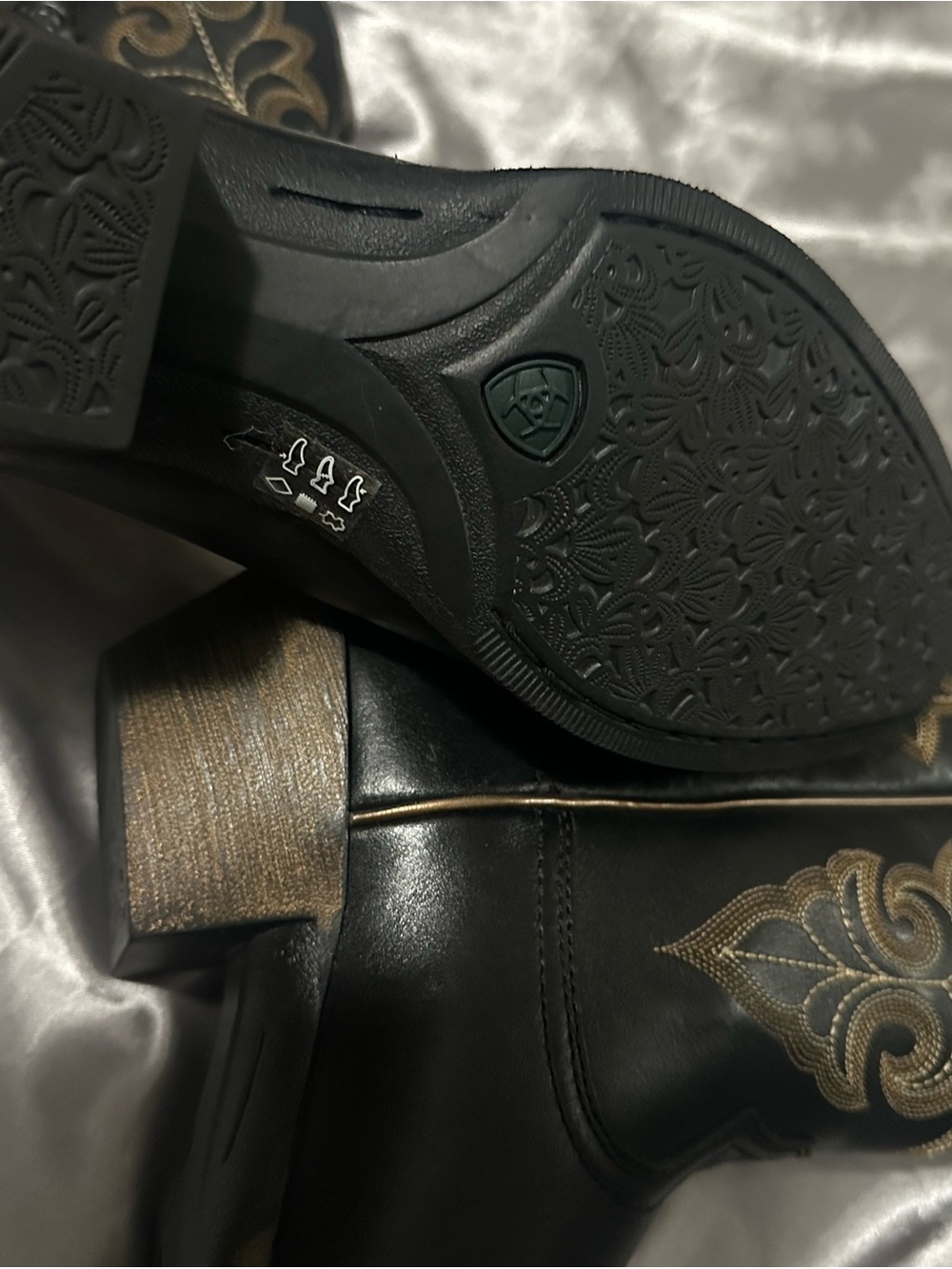 Women's Black Embroidered Western ARIAT boots - Picture 3 of 7
